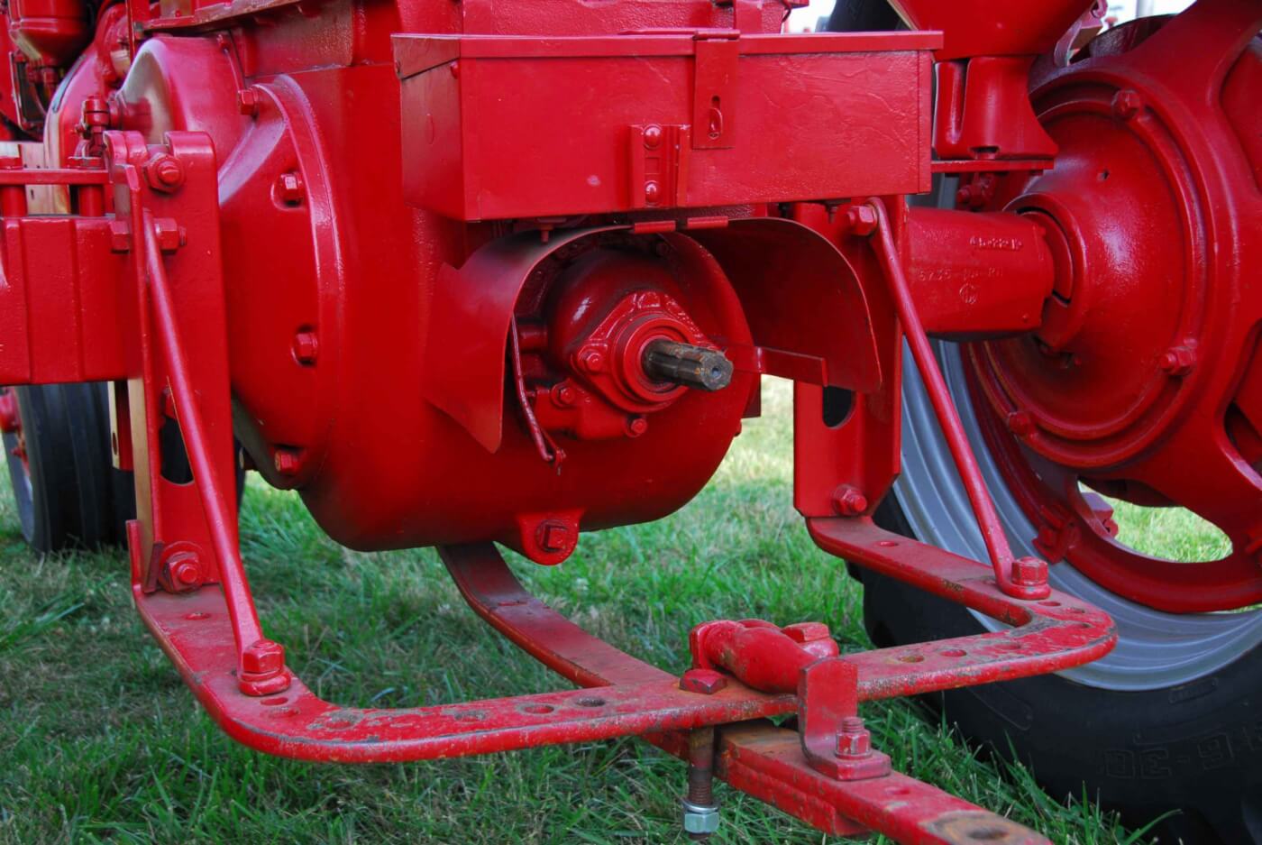The working end of the MD shows the swinging drawbar and the non-live PTO.