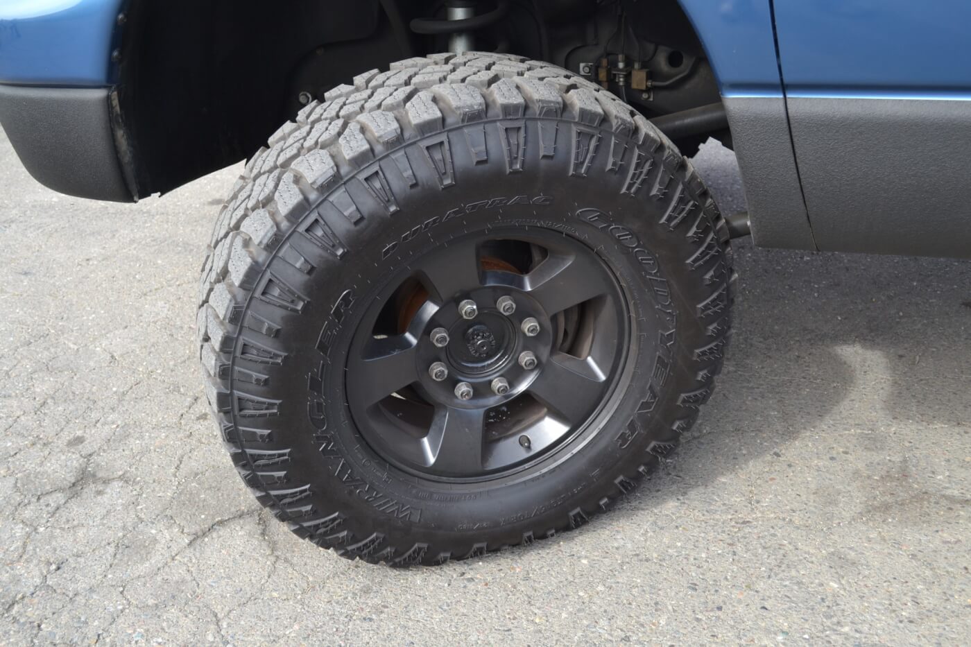 Another item that was left stock are the wheels. To match the lower half of the truck, they were powder coated black.