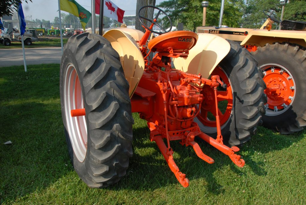 This 1955 401 rowcrop has the adjustable rear wheel track, the "Eagle" three-point hitch, and hydraulic system, but is lacking either the rear shaft PTO or center belt PTO. That's somewhat unusual in a general-purpose tractor, where PTO work is often a part of the general purpose.