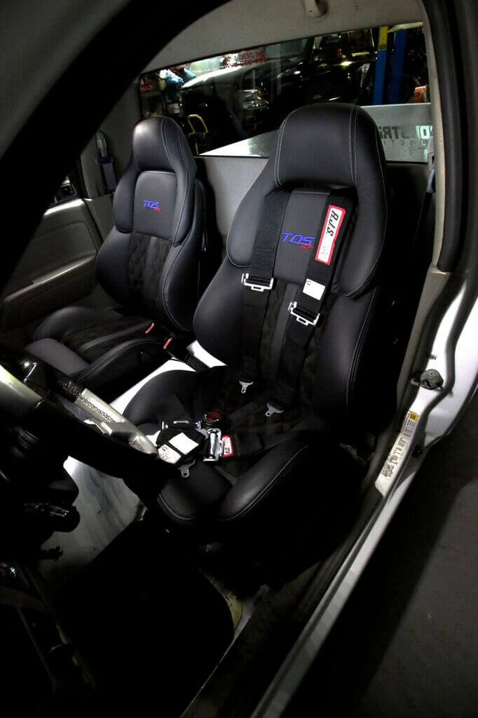 BMW M3 seats ere also installed inside along with a set of five-point safety belts to keep Enrique safely secured down the 1320.