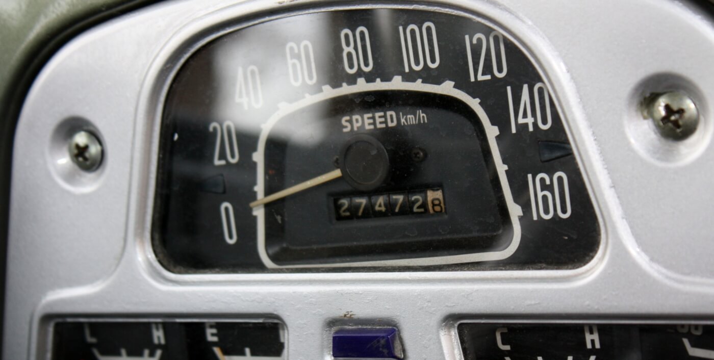 This gauge is irrelevant as the odometer doesn’t work and 90-100 kph is about as fast as it goes.