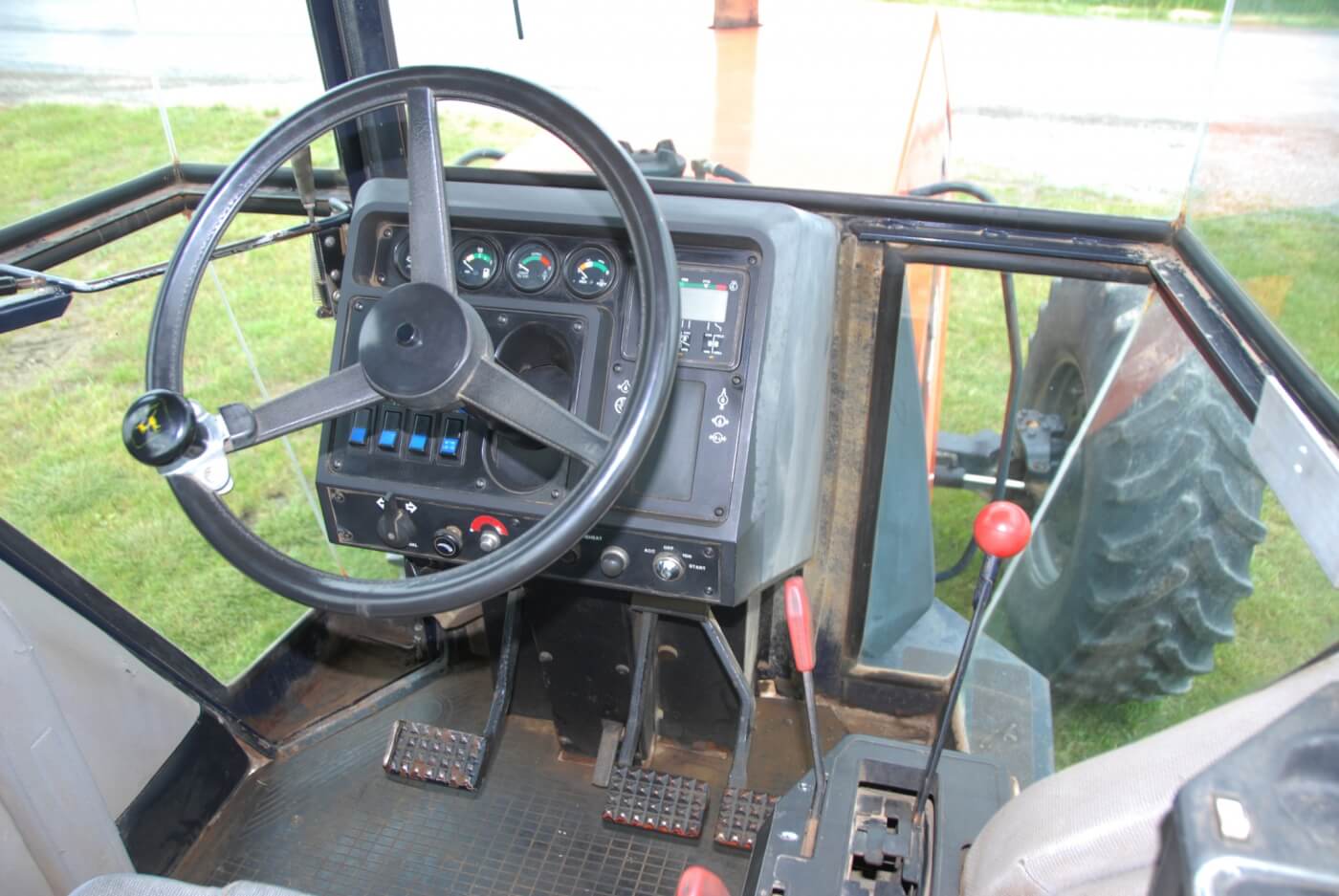 The control layout had a slightly Euro flair to it but still was comprehensible to American farmers. Some of the KHD-built tractors didn’t have that quality. The 9190 was in the upper tier of operator comfort and can still hold its own in that regard.