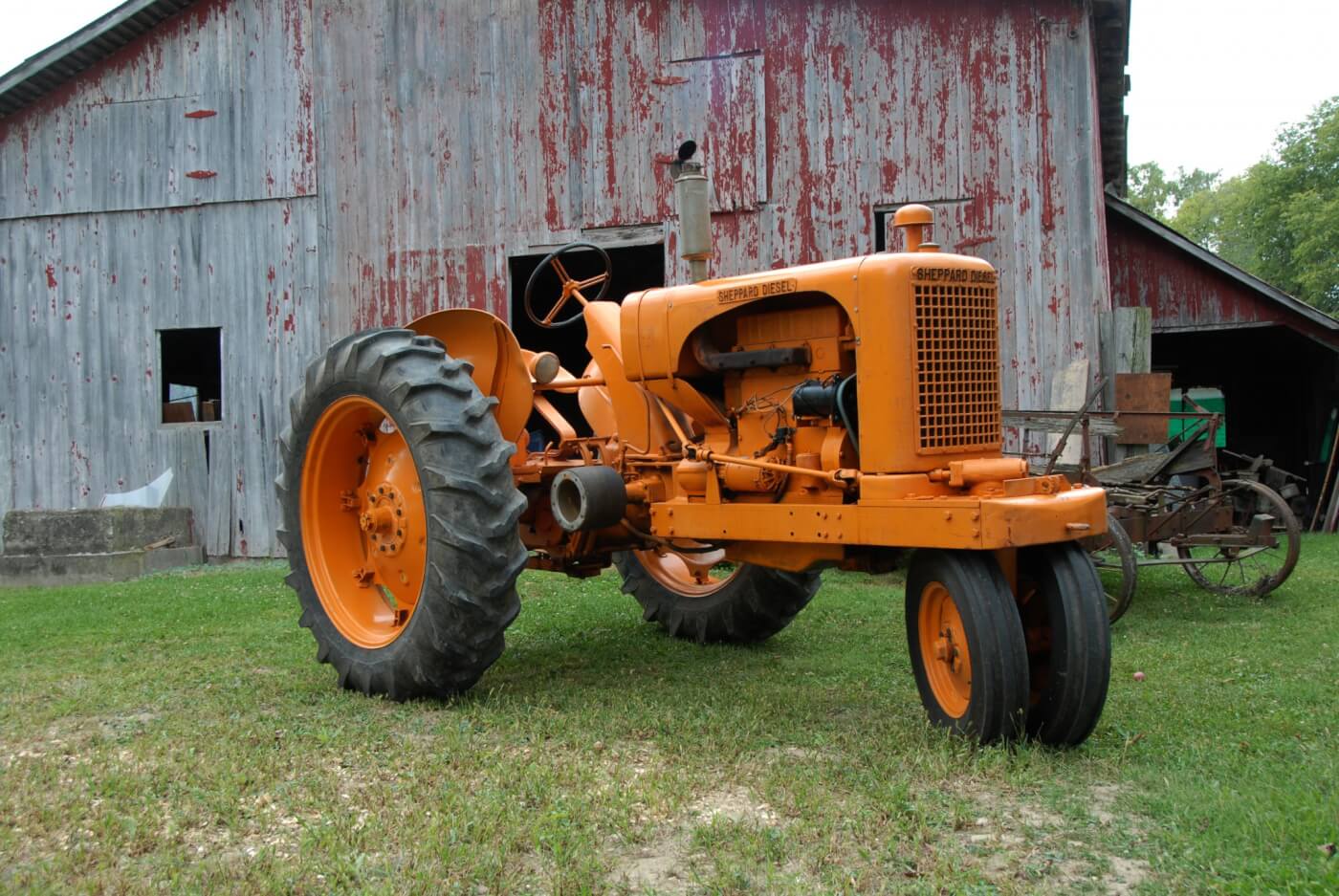The Biller's 1950 SD-3 rowcrop was purchased with many of the bells and whistles, including both drum and live shaft PTO, live hydraulics and lights. Not ordered was the adjustable wide front axle, rear 3-point lift and big-bore engine. Base price was $2,995 but we don't have a price list for the extras. The tractor has a bit of an Allis-Chalmers look to it but the resemblance is only superficial and unintended.
