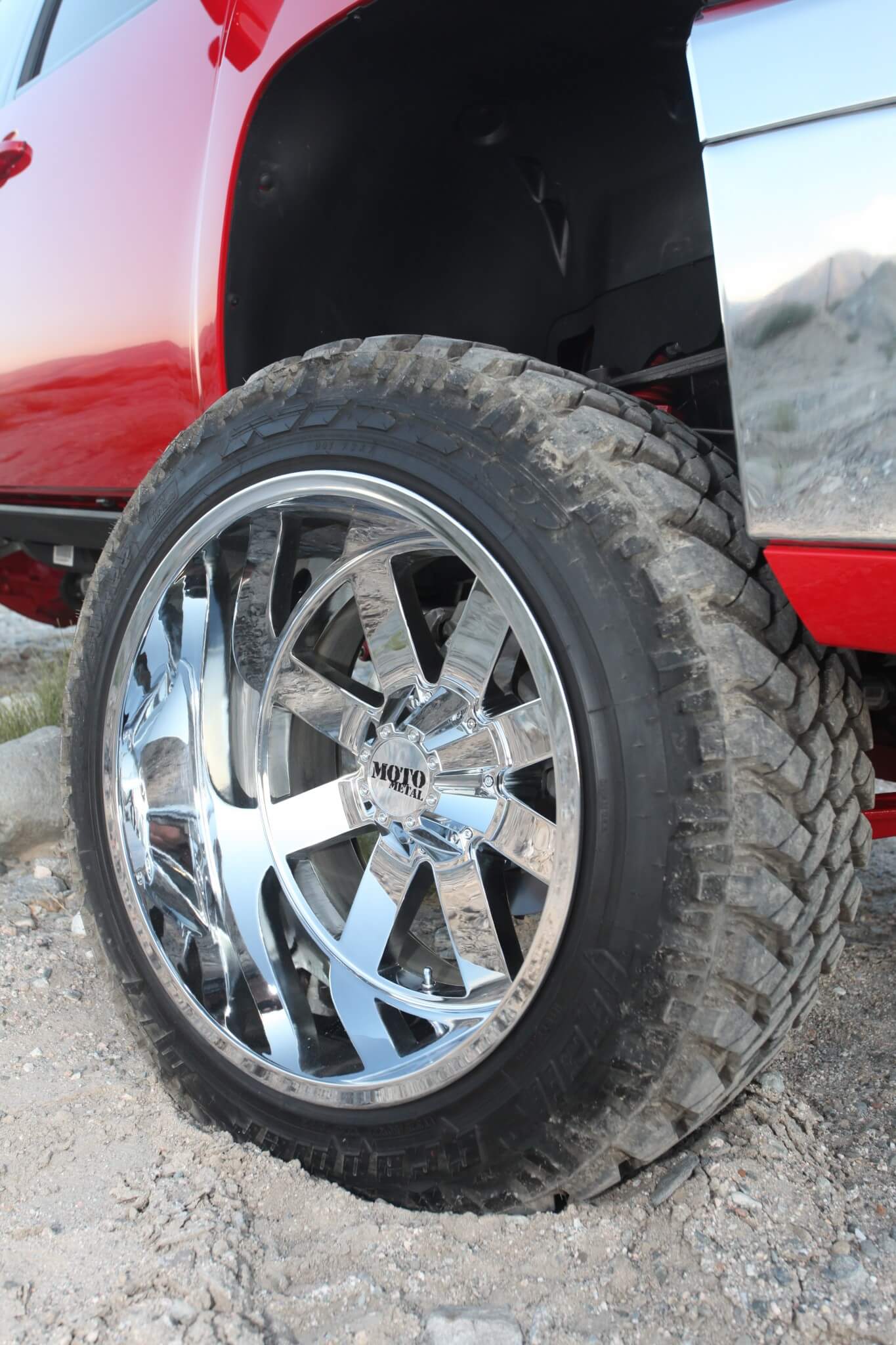 Giving the truck great off-road capabilities are the Nitto Trail Grappler tires have been mounted on eight-spoke Moto Metal 962 wheels. 