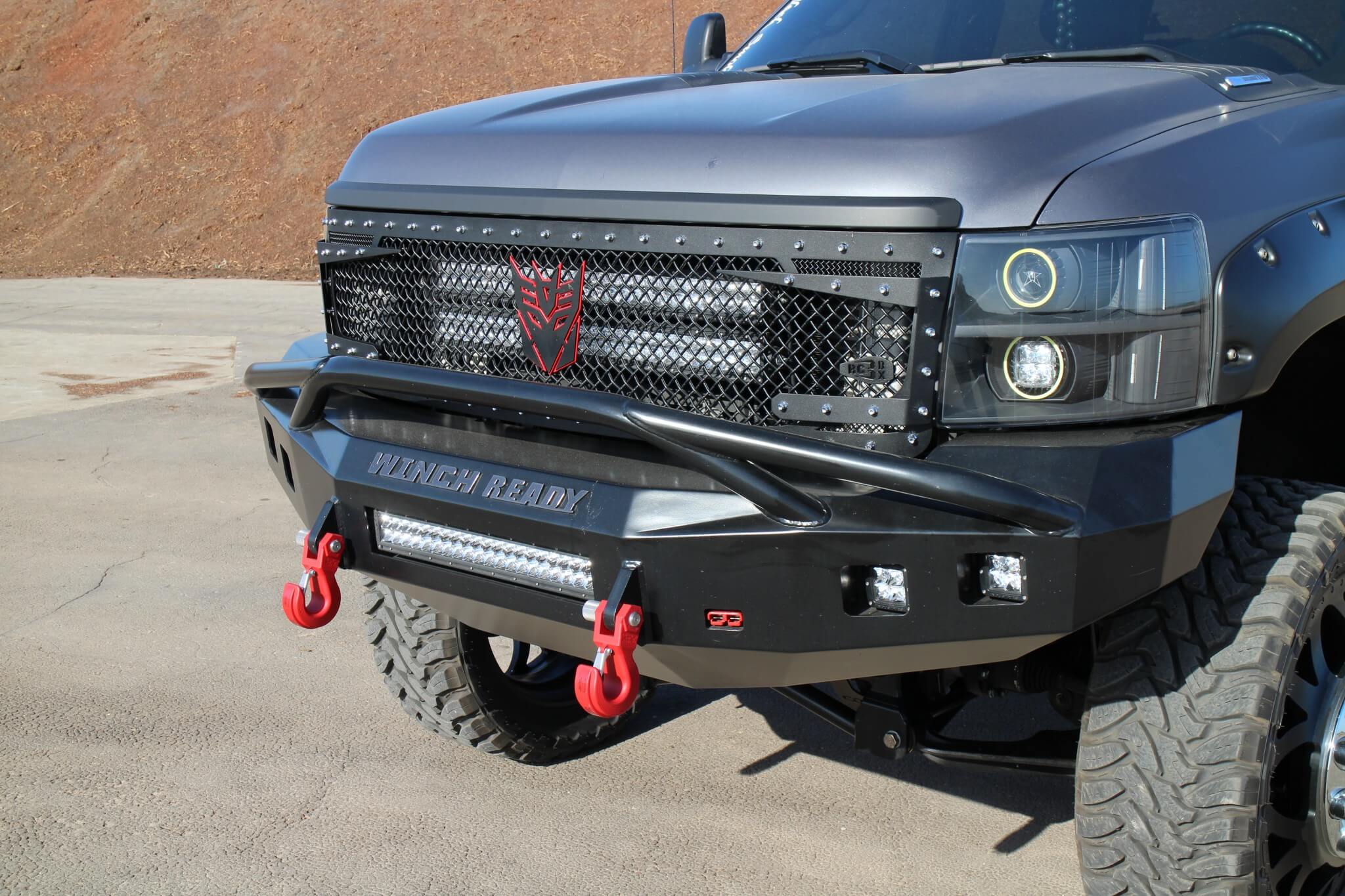 The leading edge was equipped with a Winch Ready prerunner bumper fitted with Monster recovery hooks and a Rigid Industries 20-inch E series LED light bar with four dually LEDs. A Royalty Core RC2 grille is flanked by a pair of Plain an Simple projector/halo HID headlights.