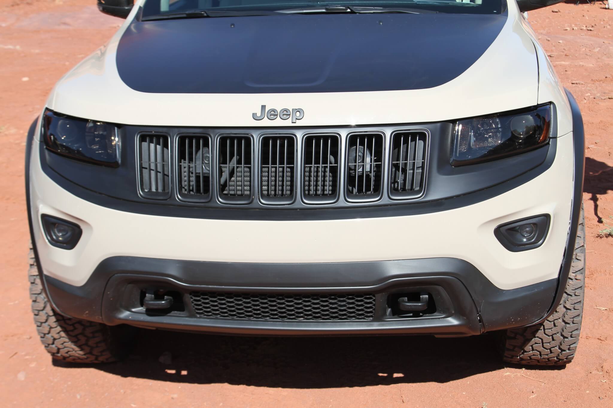 The Mojave Sand exterior color makes the Satin Black accents on the grille really pop. This same treatment is used on the hood, lower front fascia, door handles, mirror caps, wheel flares and badging. 