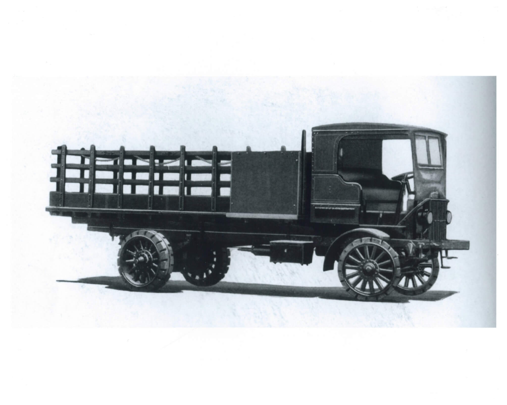 The firm’s fifth-year offering of their Type XXVIL platform. Introduced in 1920, this platform was offered in 2- and 5-ton versions as shown here. Units were powered by initially by inline four-cylinder mills, six-cylinder powerplants were added for greater GVW and chassis length. Autocar was a leader in popular cab-over production.