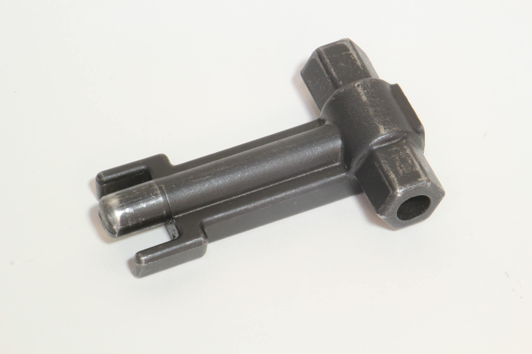 9. A special Kent Moore (PNJ11639) injector-extracting tool was used to correctly unseat the injectors from their bores. This tool will eliminate damaging the injector during removal. 