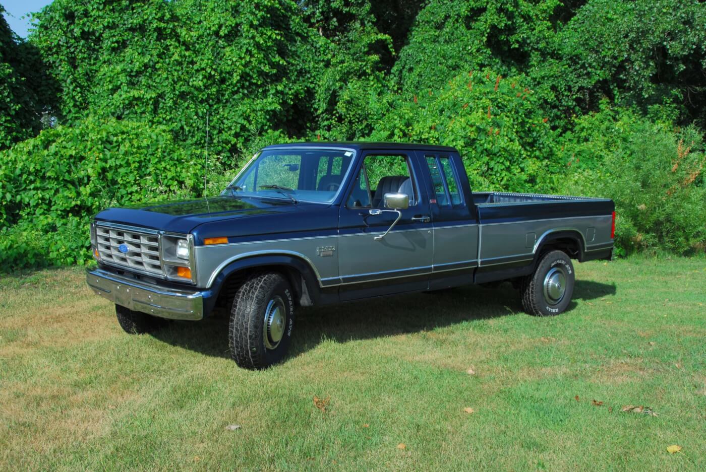 Top of the line was XLT, to which “Lariat” was added. Shown here is Frank Butt’s 1986 F-250HD 4x2 SuperCab, bought new by him in 1986. Besides the Regular Cab longbed and the SuperCab, Ford offered a Crew Cab version.