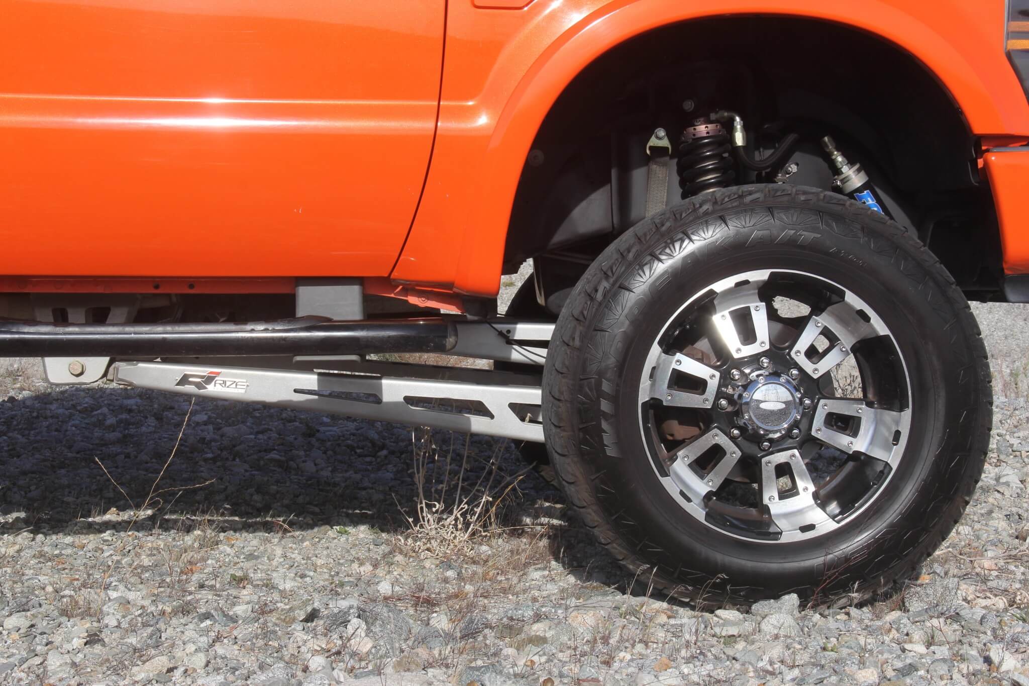 A pair of Rize Industries full-floating front axle housing struts stabilizes the front axle housing. 